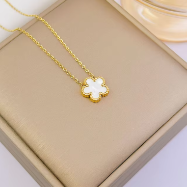 Clover Statement Necklace Gold / White